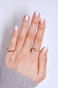 Uñas Postizas Naturales Color Nude, Forma de Almendra, Longitud Media, Estampado Dorado, Personalizadas OEM ODM de Fábrica, Uñas Postizas de Color Blanco Lechoso - Product Image 2