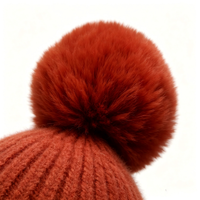 Bonnet en tricot côtelé à revers avec pompon en fausse fourrure, chapeau d'hiver thermique et confortable pour femme, personnalisation du logo possible pour le froid