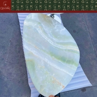 Table basse en onyx vert artisanale GOLDKING pour salon moderne, coin lecture et intérieurs minimalistes