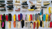 Machine à semelles de chaussures à cinq réservoirs de matériaux