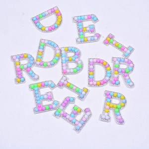 Adesivi con Strass a Forma di Lettere Inglesi, 6 Lettere Maiuscole con Perle e 26 Minuscole, Accessori Fai-da-Te per Gioielli - Product Image 1