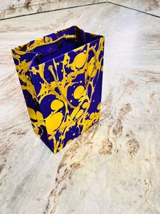 Sac cadeau de luxe en papier artisanal personnalisé, imprimé violet et or, avec poignée, recyclable, pour emballage cadeau et artisanat - Product Image 1