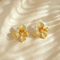 Anting-anting bunga bertekstur wanita, imitasi mutiara di tengah, anting-anting bunga vintage bohemian, perhiasan fesyen pesta sehari-hari