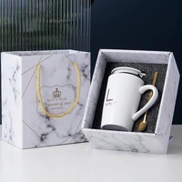 Vente en gros personnalisé 420ml coffret cadeau de tasses à café en céramique marbrée pour couple avec couvercles et cuillères