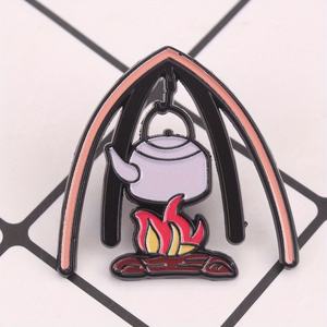 Campfire Catalyst Pin-Bouilloire rougeoyante avec dégradé de flamme dynamique et arc d'abri, bijoux d'aventure - Product Image 3