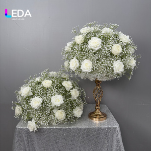Boule de fleurs artificielles élégante LEDA, roses blanches et gypsophile, centre de table de mariage, bouquet floral pour réception de mariage et fête - Product Image 2