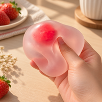 Jouet anti-stress en TPR translucide rose en forme de fraise Mochi pour enfants