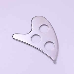 Nuovo arrivo tre fori a forma di cuore in metallo Gua Sha strumento Gua Sha raschiatura strumento di massaggio in acciaio inox IASTM - Product Image 6