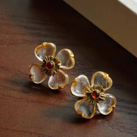 Ensemble de bijoux en laiton plaqué or 18 carats, motif fleur à quatre pétales, incrustation de pierres précieuses, boucles d'oreilles avec tiges en argent 925 et bague assortie