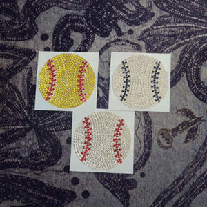 ホットセール中！エコフレンドリーなプラスチック製ラインストーン野球/ラグビーパッチ、ダイヤモンドクリスタルアイロン接着パッチ（衣類、帽子用） - Product Image 3