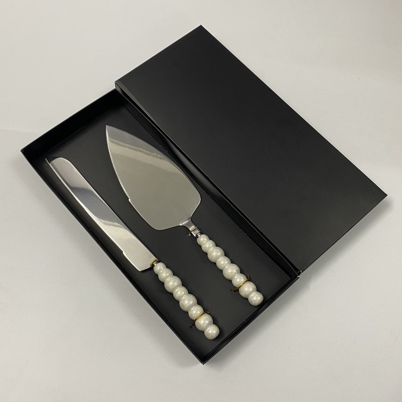 ชุดมีดและตะหลิวด้ามมุก (กล่องนุ่ม 2 ชิ้น)