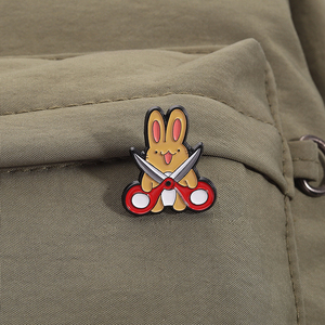 Angry Bunny con <span class=keywords><strong>motosierra</strong></span> esmalte Pin divertido conejo broche solapa insignia joyería regalo para niños adolescentes amigos a granel - Product Image 3