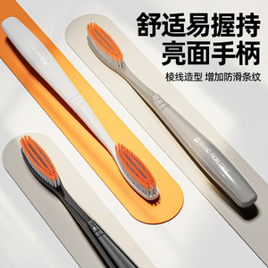 Brosse à dents manuelle pour adultes Little Bull Adventures, à tête incurvée et poils souples, lot de 3 - Product Image 4