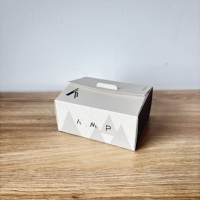 Elegante Caja de Cartón con Acabado Mate y Logotipo Vintage para Barras de Chocolate Artesanal y Ocasiones de Regalos Gourmet