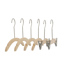Cintre en bois pour bébé sans peinture, nouveau design d'usine, pour magasin de vêtements de marque