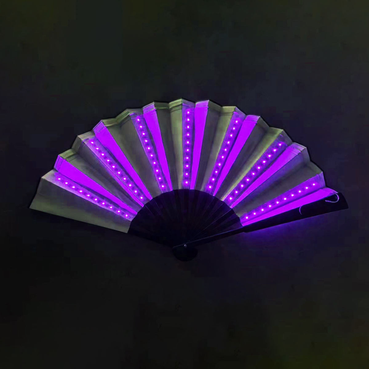 Ventilateurs blancs avec lumière violette