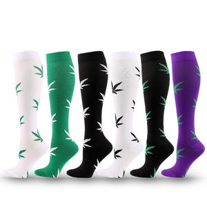 Chaussettes de compression hautes antidérapantes à motif feuille, avec logo personnalisé, idéales pour la course et les voyages – Meilleures ventes - Product Image 1