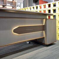 Bureau de direction en forme de L de luxe avec plateau en bois de noyer, éclairage LED intégré et rangement latéral pour bureau de patron