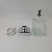 Flacon de parfum carré de luxe personnalisé en verre mat de 80 ml avec bouchon transparent, pulvérisateur à pompe, marquage à chaud et impression sérigraphique