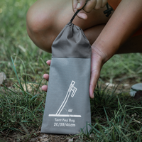 Kit de camping en plein air : sac cylindrique durable et portable avec piquets de tente, marteau et compartiment de rangement en toile.