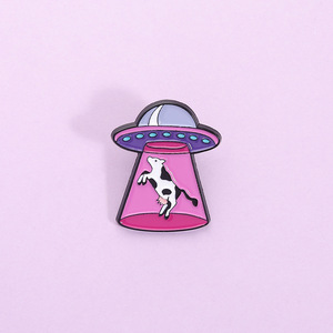 Broche de moda creativo y lindo con forma de OVNI y vaca de dibujos animados, de aleación de zinc fundida a presión y galvanizado, accesorio tipo insignia - Product Image 1