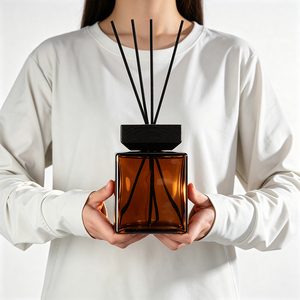 <span class=keywords><strong>Bouteille</strong></span> diffuseur de parfum <span class=keywords><strong>en</strong></span> <span class=keywords><strong>verre</strong></span> carrée de 1000 ml avec bouchon <span class=keywords><strong>en</strong></span> bois noir pour la décoration intérieure de luxe aux États-Unis - Vente <span class=keywords><strong>en</strong></span> gros - Product Image 1
