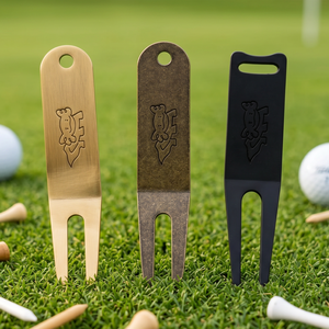 Outil de réparation de divots de golf personnalisé en alliage de zinc avec logo lettre, émail souple, deux pointes, placage nickel noir, cadeau souvenir pour club de golf - Product Image 4