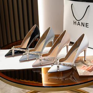 รองเท้าส้นสูงหัวแหลมแบบสวม สีดำหนังแก้ว ประดับหมุด ดีไซน์หรูหรา เข้าได้กับทุกชุด ส้นบางชั้นเดียว สำหรับผู้หญิง คอลเลคชั่นฤดูร้อนปี 2025 - Product Image 3