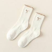 En stock, chaussettes de yoga en coton pour femmes, mignonnes, à volants et broderie antibactérienne, chaussettes de Pilates avec grip antidérapant en silicone