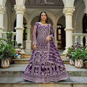 Robe Anarkali brodée violette, séchage rapide, coupe ample, longueur ras du sol, style A-line, vintage moderne, pour mariage et soirée, pour femme - Product Image 1