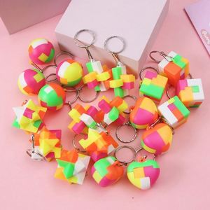 Mini-porte-clés en plastique en forme de casse-tête Kongming, jouets créatifs nostalgiques à assembler - Product Image 1