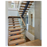 Escalier moderne en bois, marche triangulaire, escalier métallique, barre, balustrade, escalier mono poutre