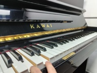 Piano Vertical KAWAI KU1 Original de Japón/ Modelo Mejorado, Piano Negro Pulido con Sonido Enriquecido, 88 Teclas, Precio Accesible