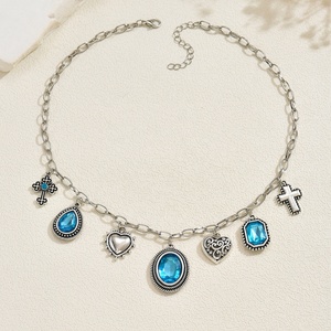 Collier de plage d'été superposé style bohème en émail irrégulier motif floral, avec breloques animaux marins, coquillages, conques et étoiles de mer - Product Image 4