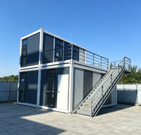 Maison conteneur modulaire flexible et personnalisable à 2 étages en acier léger avec balcon et escalier pour usage commercial, bureaux, logements et commerces