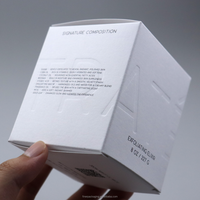 Boîte pliante en papier blanc minimaliste de qualité supérieure avec logo en relief, emballage cosmétique de luxe, boîte cadeau