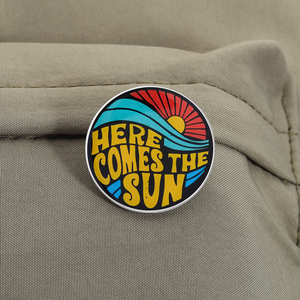 Hier Kommt die Sonne Emaille-Anstecknadel Sonnenschein Sonnenaufgang Sommer-Stimmung Brosche Reversnadel Modeschmuck Accessoire Geschenk für Freunde - Product Image 3