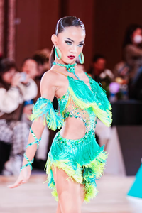 Robe de danse sur mesure en mousseline de soie et élasthanne/coton, style Jazz Latin, élégante, ornée de pompons et de fleurs cloutées, pour compétition, effet saisissant - Product Image 5