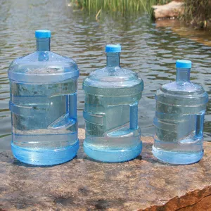 توصيل سريع زجاجات مياه بلاستيكية من البوليكربونات 3 لتر و5 لتر و7.5 لتر و11.3 لتر و15 لتر و18.9 لتر و5 جالون بشعار مخصص