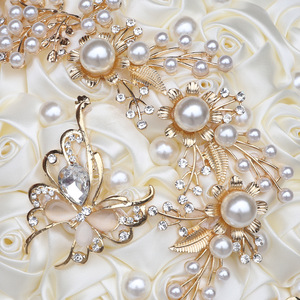 ช่อดอกไม้งานแต่งงานคุณภาพสูงขายส่ง ประดับด้วยริบบิ้นผ้าซาติน ลูกปัด และดอกกุหลาบโฟม สำหรับตกแต่งงานแต่งงาน - Product Image 4