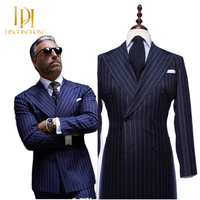 Costume de mariage rayé pour homme, veste ajustée et revers pointus croisés, idéal pour le bureau ou les soirées.