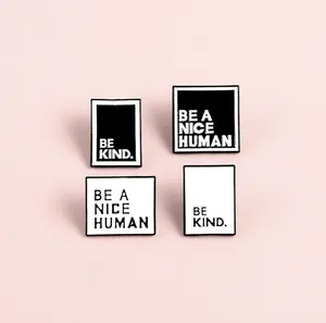 Amazon Hot Bán Be Một Tốt Đẹp Con Người Letters Pin Be Kind Hình Chữ Nhật Vuông Trắng Đen Nickle Mạ Letters Men Ve Áo Pin