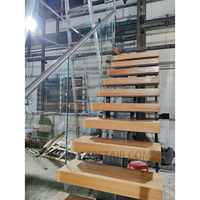 Escalier à monopoutre sur mesure avec garde-corps en verre, marches en chêne blanc américain, création personnalisée