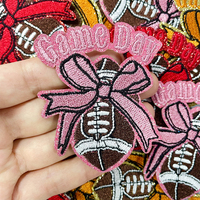 En gros, Patch de football brodé personnalisé, thermocollant, pour le jour du match, pour vêtements de sport, sweat-shirts, sacs, chapeaux et fournitures DIY