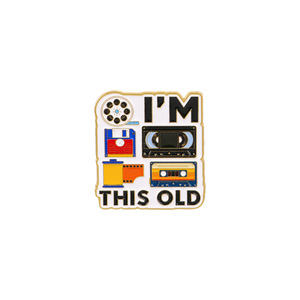 Broche en émail rétro 'I'm This Old' style années 90, pin's nostalgique technologique avec <span class=keywords><strong>disquette</strong></span> et cassette, broche média vintage amusante - Product Image 1