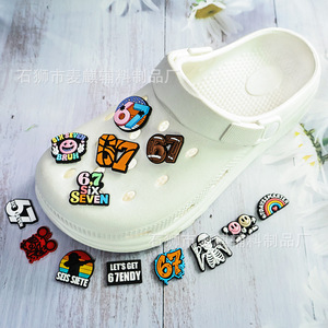 <span class=keywords><strong>Sixty</strong></span> <span class=keywords><strong>Seven</strong></span> Accessoires de chaussures en caoutchouc à perforations pour DIY, boucles décoratives détachables, créatives, à l'effigie de personnages de dessins animés, au design raffiné - Product Image 3