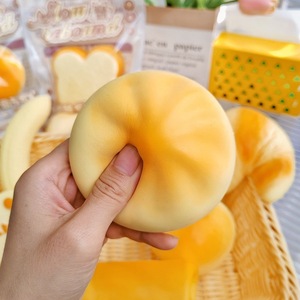 Juguete Antiestrés de Pan Tostado Súper Suave y Blandito de Levantamiento Lento, para Aliviar el Estrés y la Ansiedad (Estilo Little Red Book) - Product Image 1