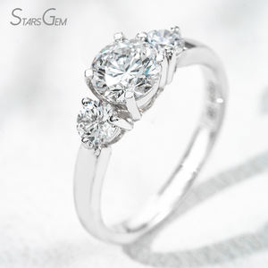 Anillo de Compromiso Clásico de Tres Piedras con Diamante Cultivado en Laboratorio de Corte Brillante de 1.47ct y 6.36mm, Color D, Oro Blanco de 18K, 3g, Starsgem - Product Image 2