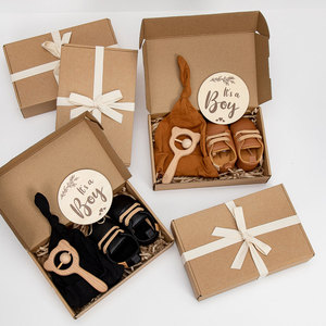 Ensemble de 4 pièces pour nouveau-nés : chaussures, bonnet, hochets en bois de hêtre, cadeaux, fabrication directe, personnalisable - Product Image 1