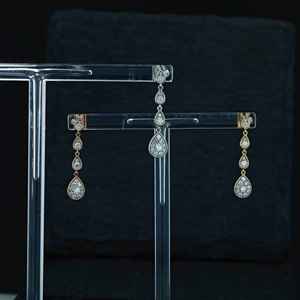Boucles d'oreilles pendantes Elvora Gems pour femme en or 14 carats avec diamants en forme de goutte, style Art Déco, pavé de pierres en forme de poire, 2,41 g (paire), 32 pierres, 0,55 ct - Product Image 1